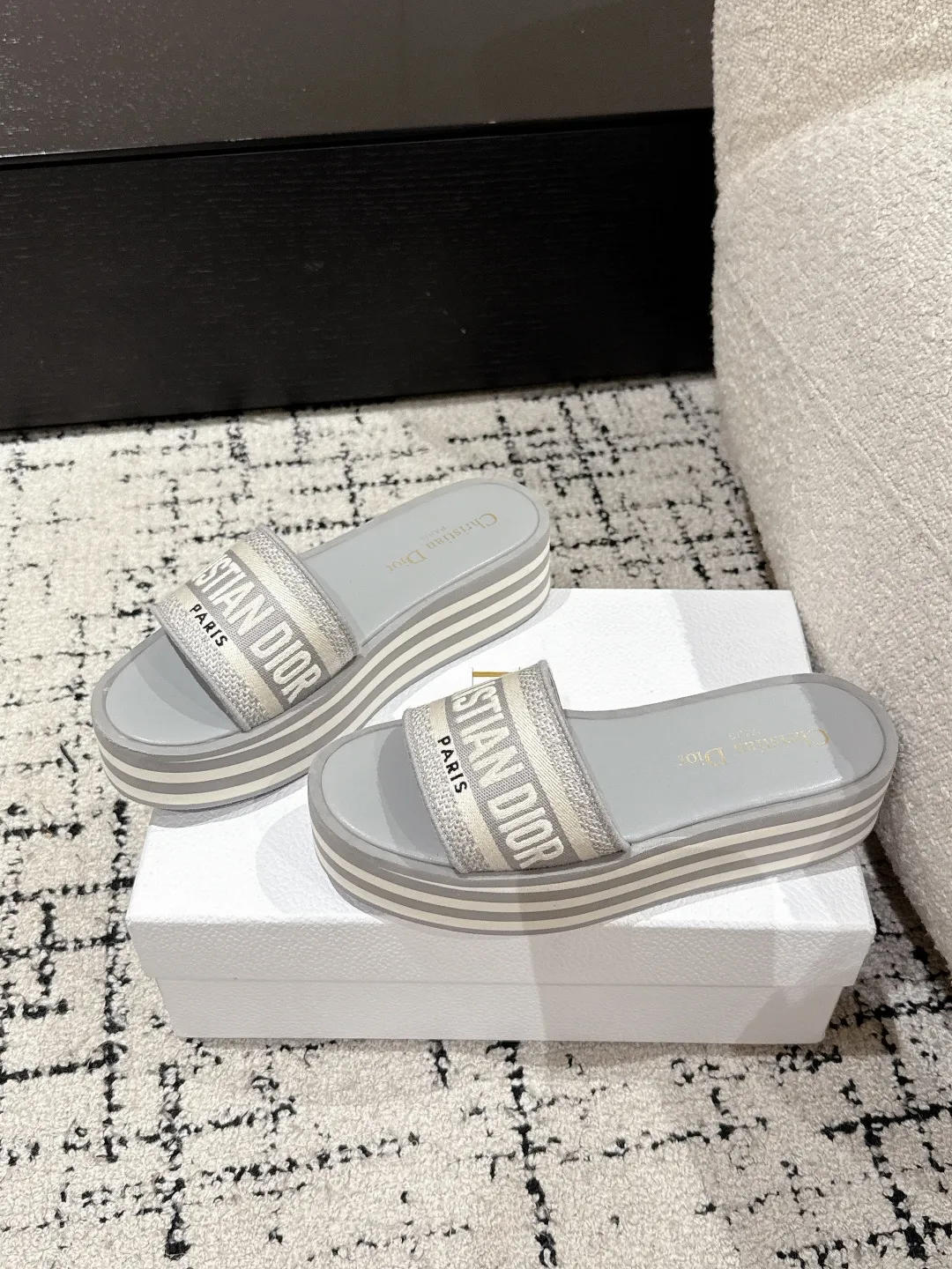 👟👟Ex-factory price 440👟👟 DIOR Dway fabric embroidered logo open toe 7cm thick sole one-word strap slippers CD letter logo three-dimensional embroidery thick bottom round toe open toe slippers The original development of the top version on the market, soft and delicate foot feel, extremely comfortable.  ✔️Upper: imported electro-embroidered cotton technical fabric ✔️Inner lining: water-dyed cowhide foot pad lining ✔️Outsole: original combination outsole ✔️Sole thickness: 7cm ✔️Size: #35-41 (40.41. Customized, non-refundable and non-exchangeable)